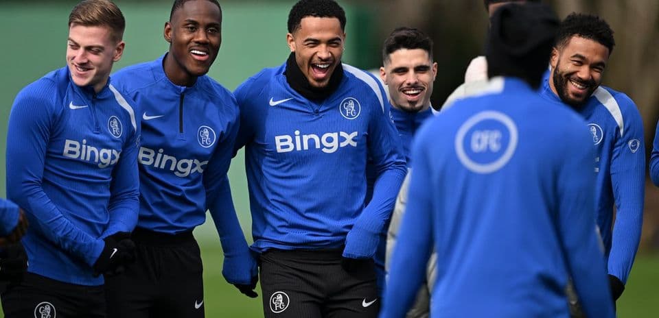 Jugadores de fútbol riendo durante entrenamiento en grupo