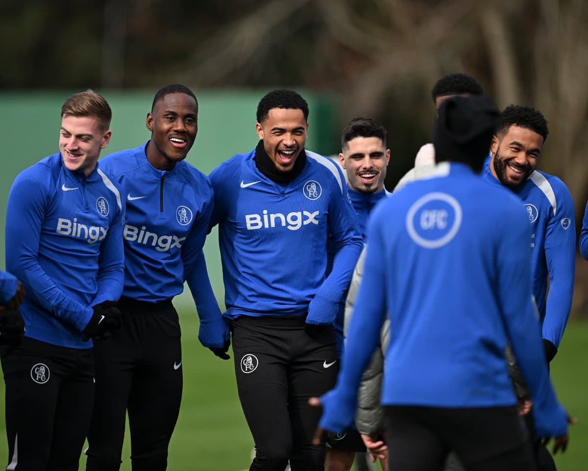 Jugadores de fútbol riendo durante entrenamiento en grupo