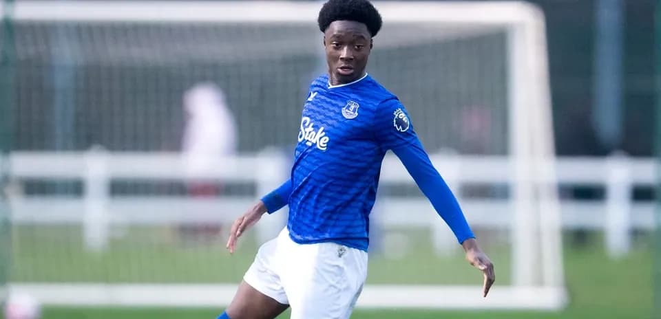 Jugador de Everton en acción durante el entrenamiento