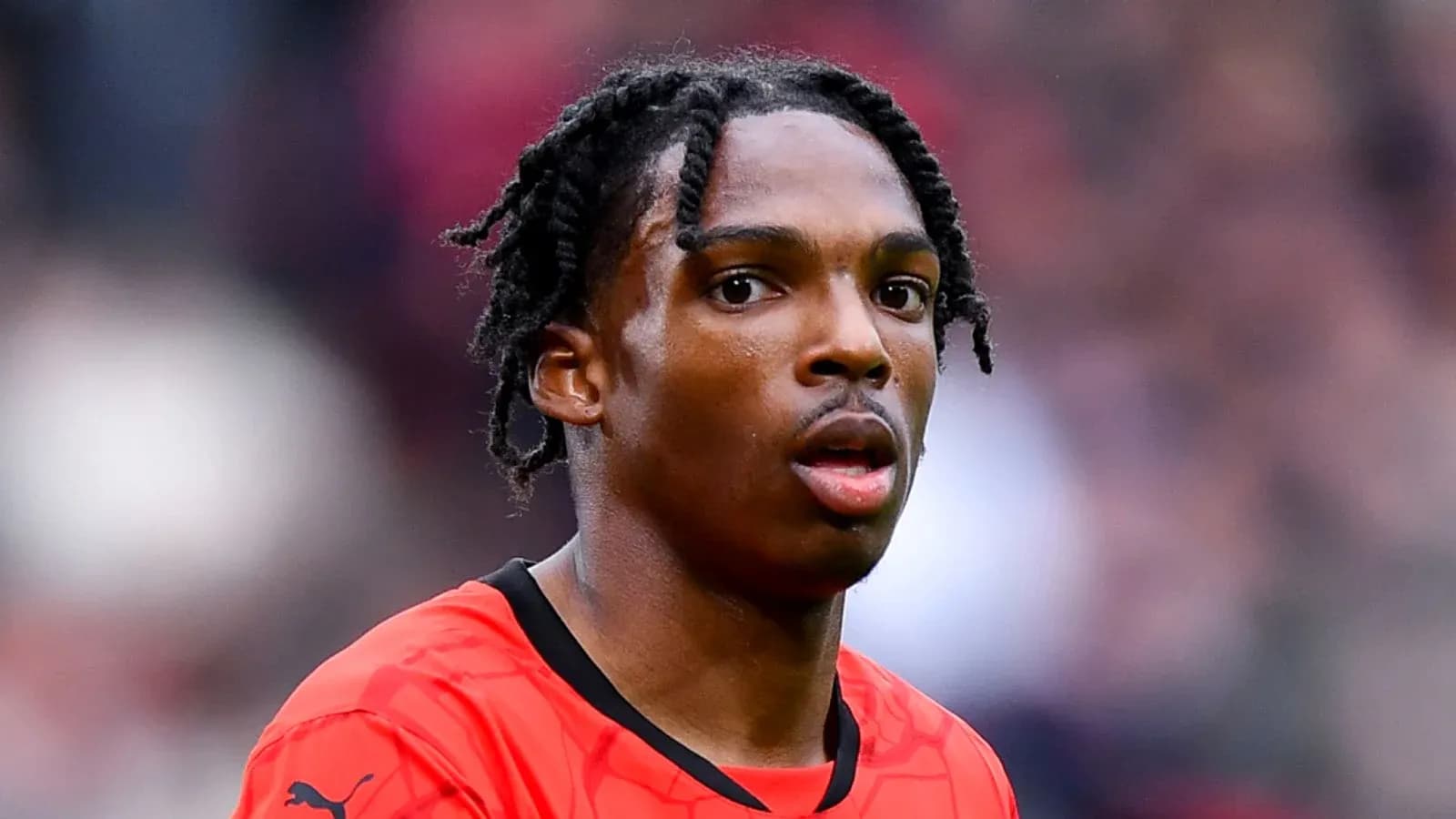 Jugador en uniforme rojo mirando hacia la cámara