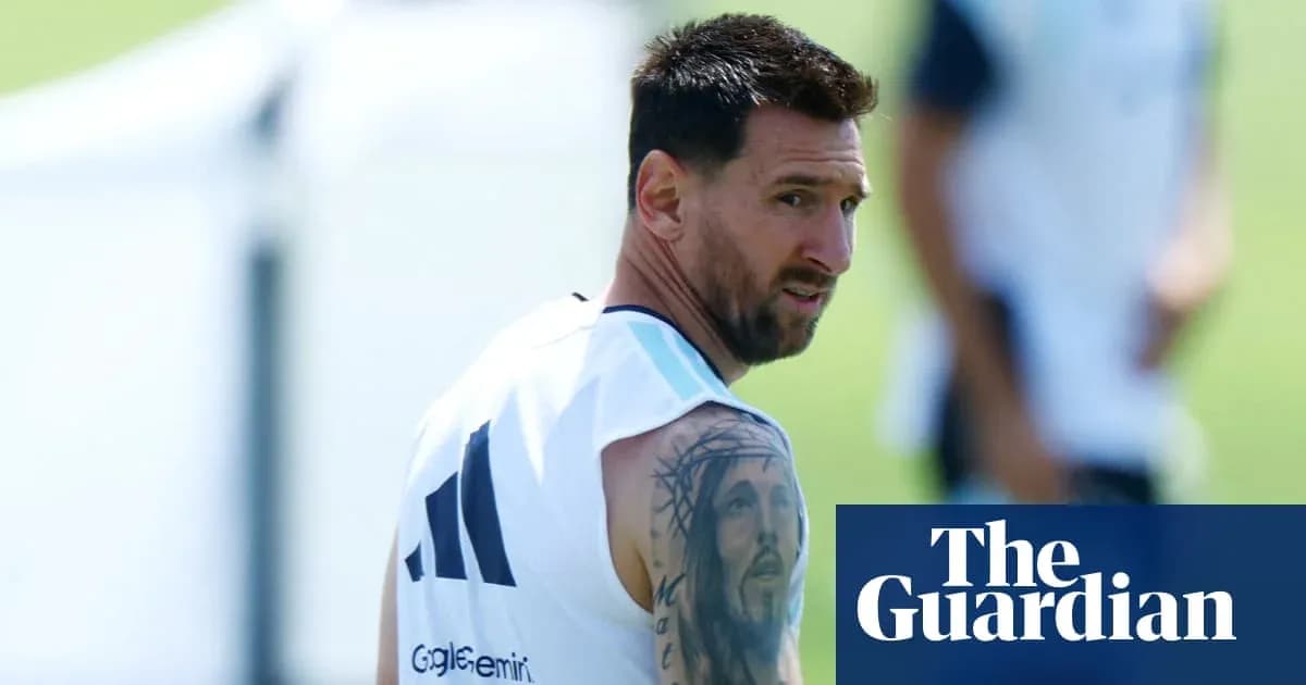 Lionel Messi entrenando con su equipo en el campo