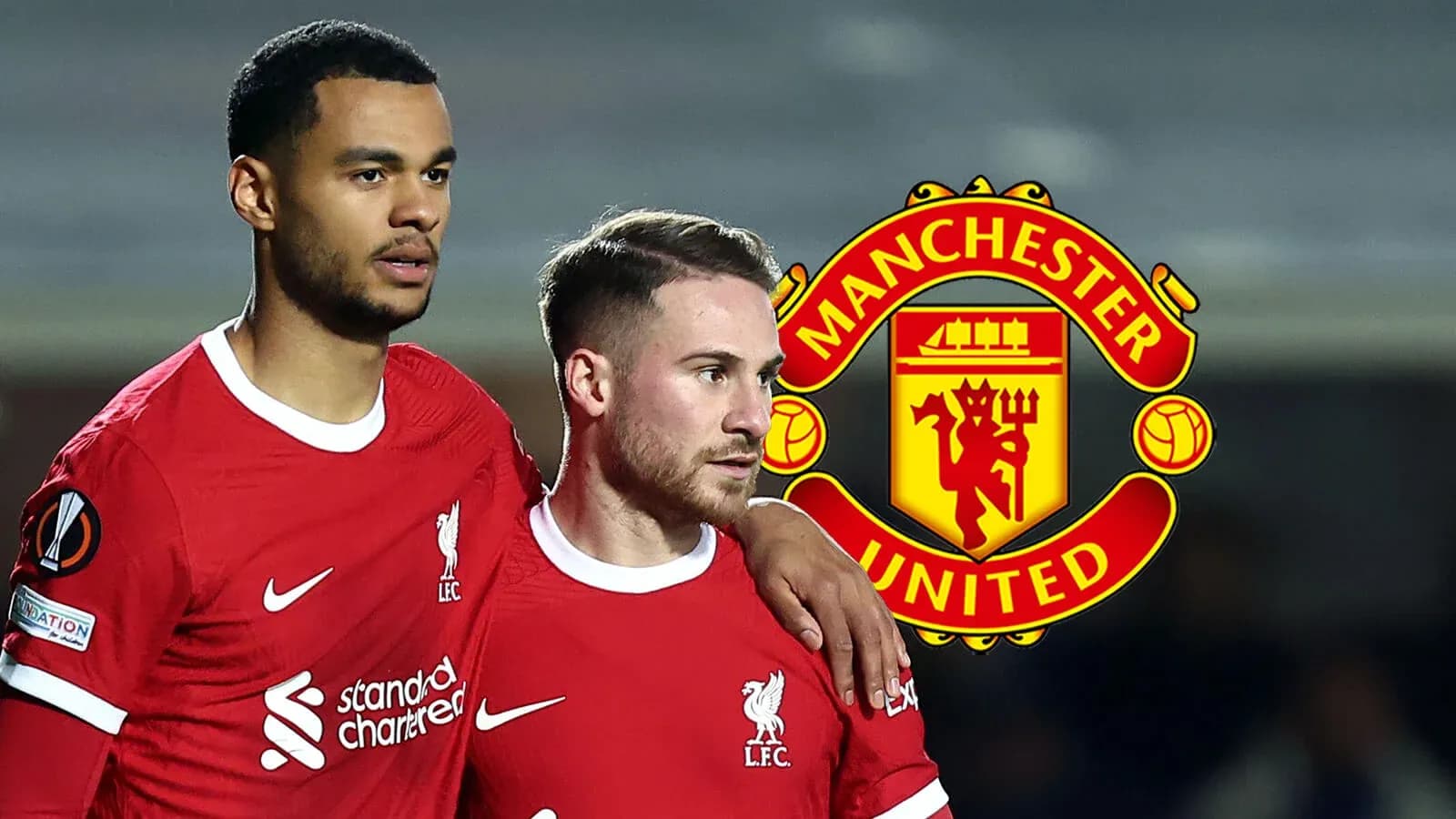 Dos jugadores de Liverpool en uniforme rojo