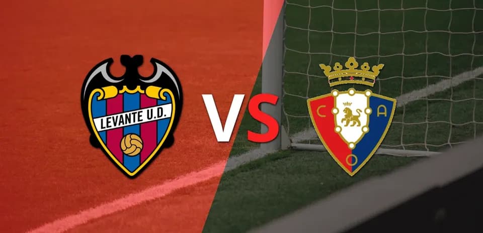 Logos de Levante y Osasuna en el campo