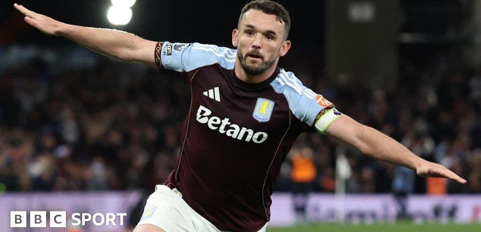 Jugador de Aston Villa celebrando un gol en el partido