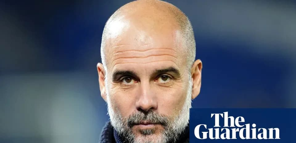 Entrenador de fútbol con barba y cabello rapado