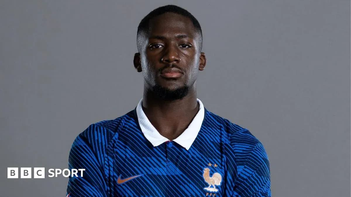 Jugador posando con la camiseta de Francia Jugador posando con la camiseta de Francia