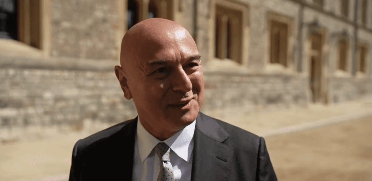 Hombre con traje hablando en un lugar histórico Hombre con traje hablando en un lugar histórico