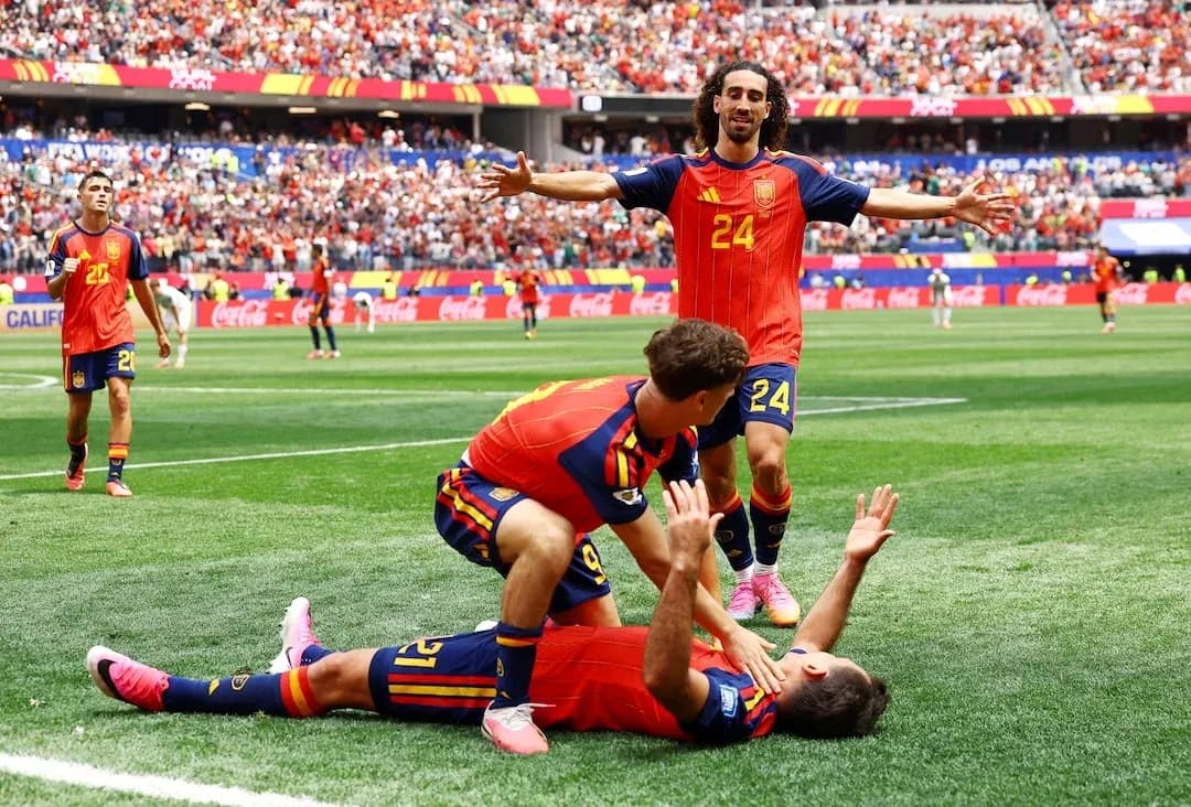 Celebración de jugadores de España en el campo Celebración de jugadores de España en el campo