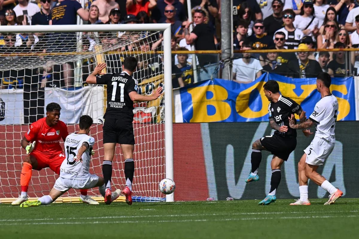 Jugadores de Como y Parma en acción Jugadores de Como y Parma en acción