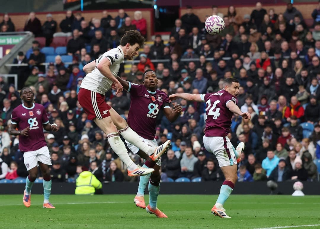 Jugador de Arsenal cabecea el balón contra Burnley Jugador de Arsenal cabecea el balón contra Burnley