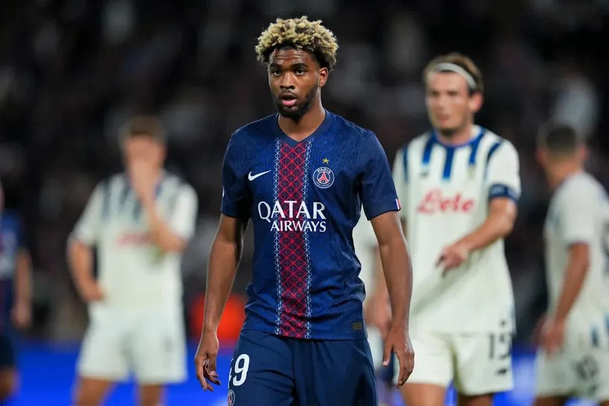 Jugador del PSG caminando durante el partido Jugador del PSG caminando durante el partido