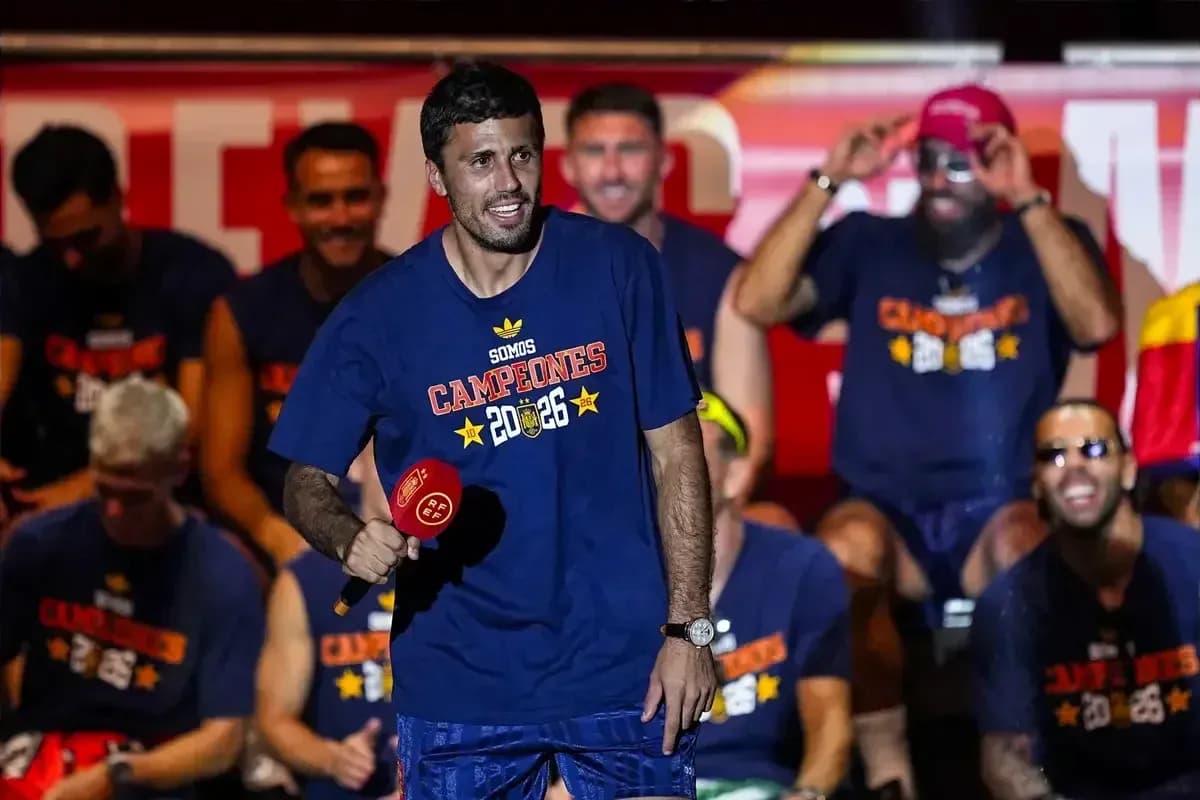Jugador celebrando con equipo tras ganar campeonato Jugador celebrando con equipo tras ganar campeonato