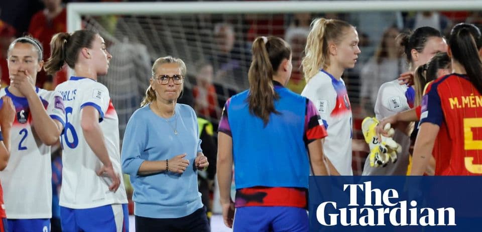 Entrenadora y jugadoras tras el partido en vestuario Entrenadora y jugadoras tras el partido en vestuario