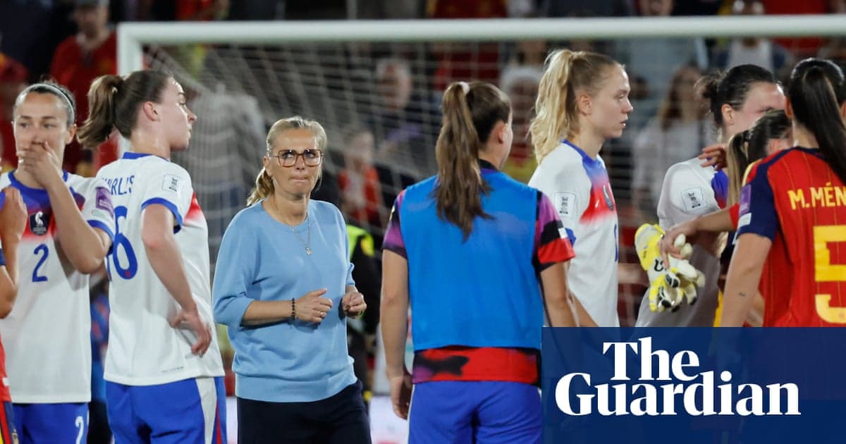 Entrenadora y jugadoras tras el partido en vestuario Entrenadora y jugadoras tras el partido en vestuario