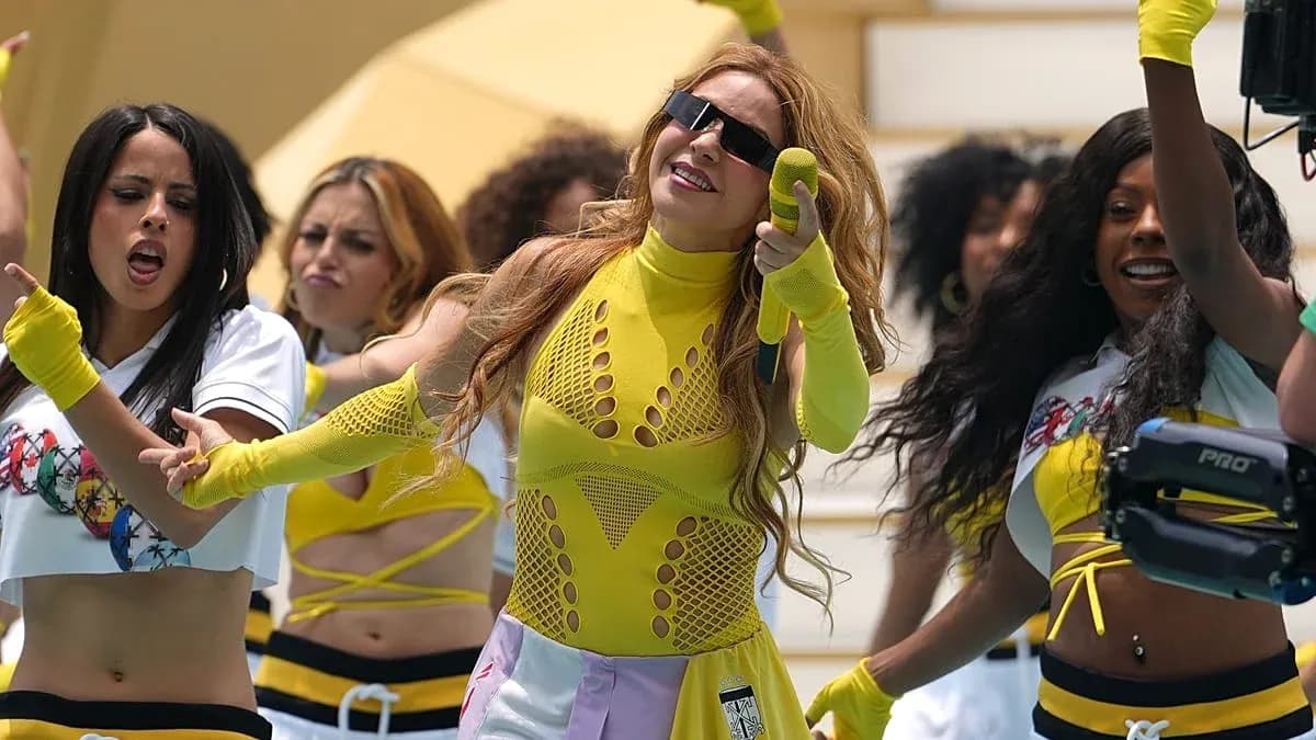 Artista principal bailando con grupo de bailarinas Artista principal bailando con grupo de bailarinas