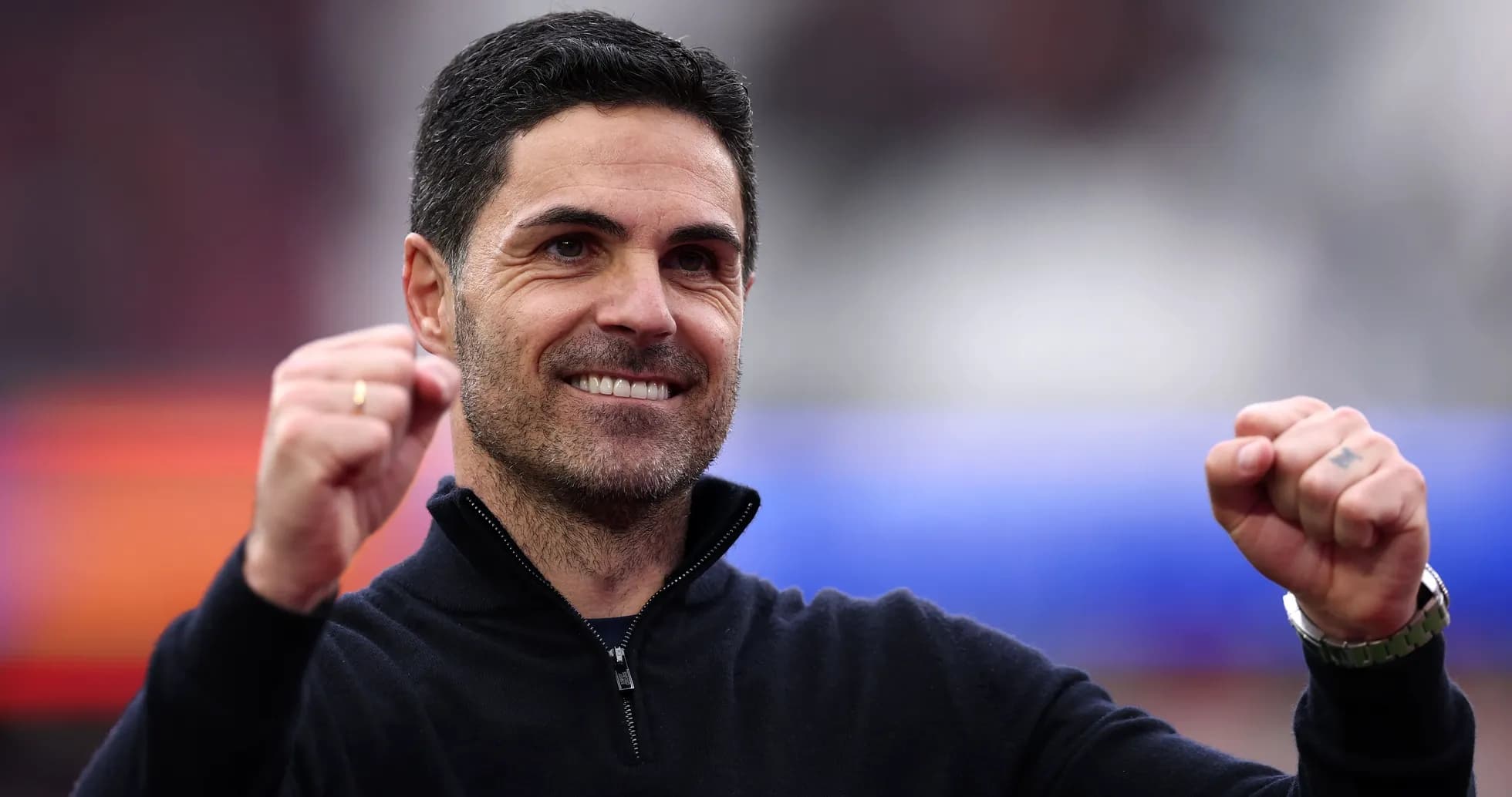 Entrenador sonriendo y levantando los puños en señal de victoria Entrenador sonriendo y levantando los puños en señal de victoria