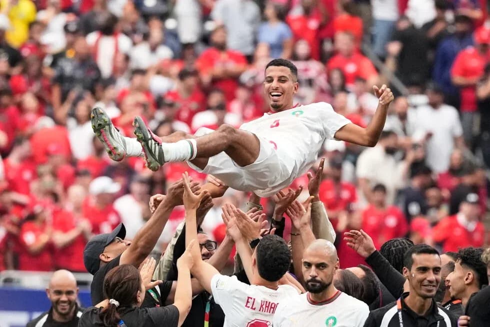 Jugador de Marruecos siendo levantado por aficionados Jugador de Marruecos siendo levantado por aficionados