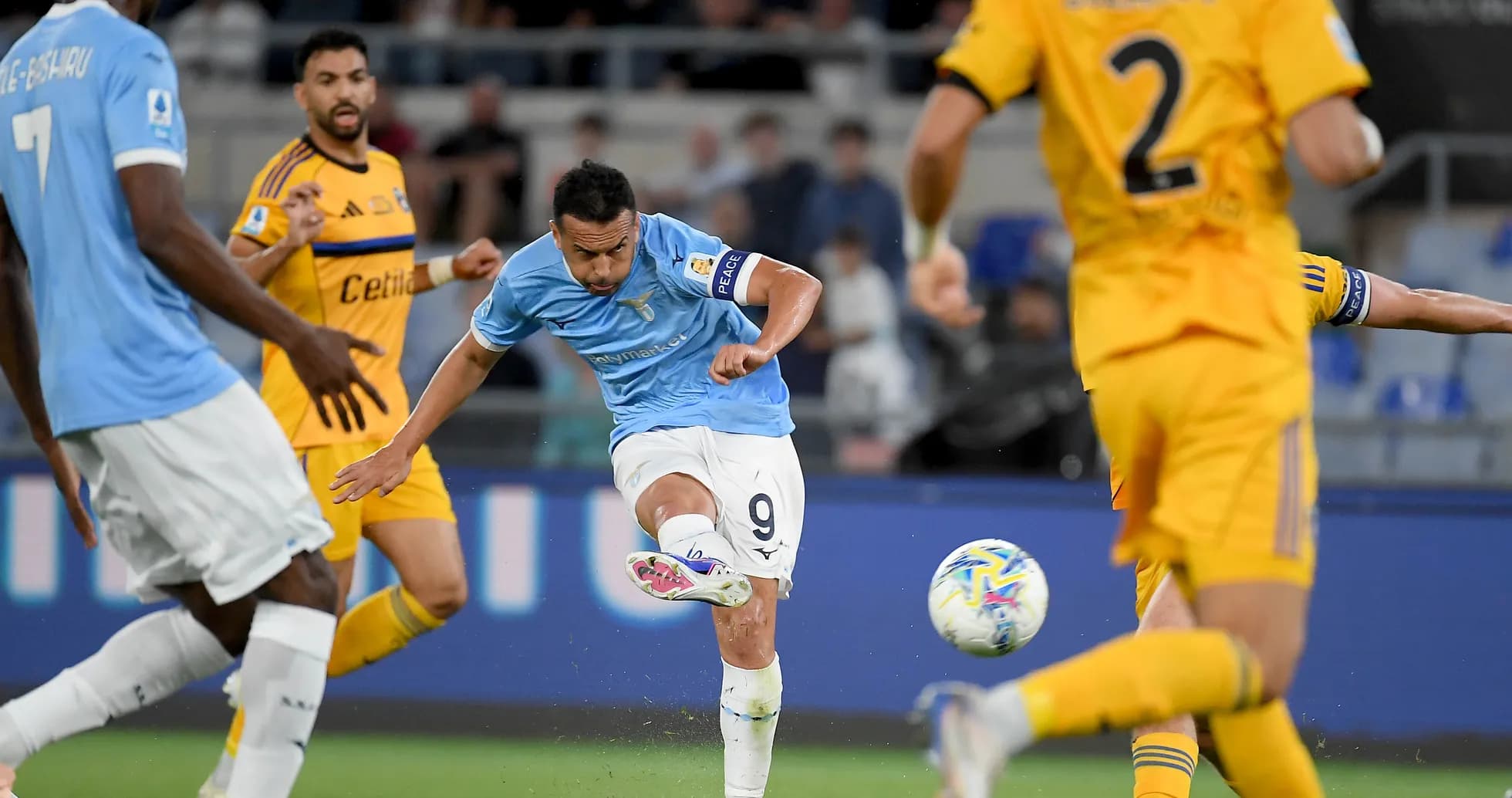 Jugador de Lazio disparando durante el partido Jugador de Lazio disparando durante el partido