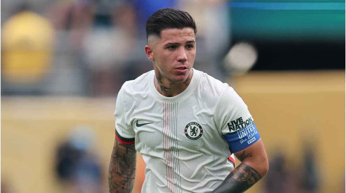 Jugador de Chelsea corriendo durante un partido Jugador de Chelsea corriendo durante un partido