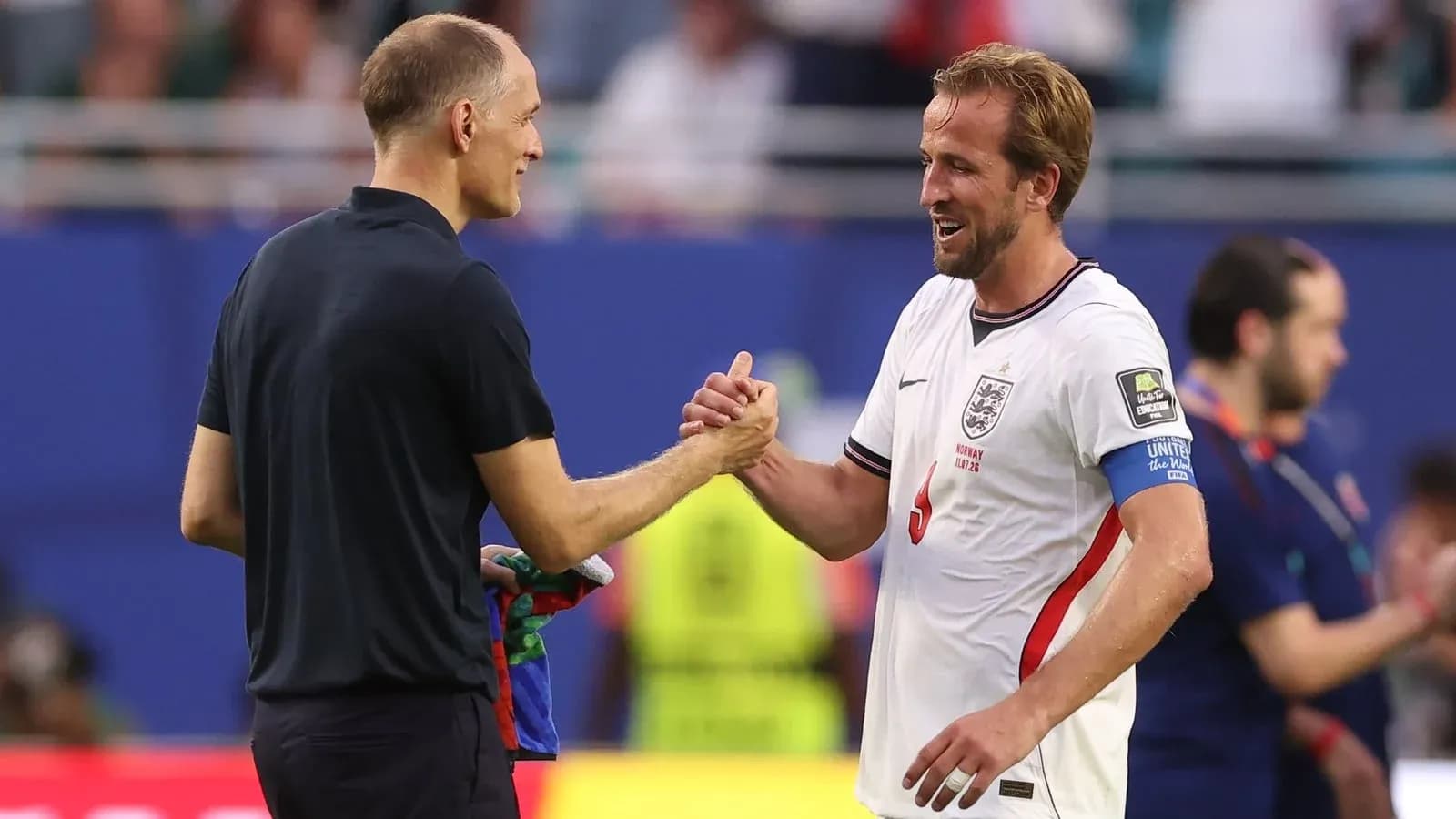 Entrenador y jugador estrechando manos tras el partido Entrenador y jugador estrechando manos tras el partido