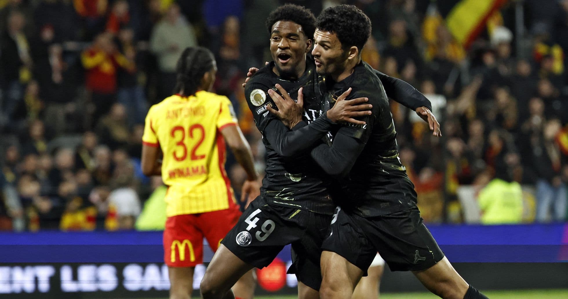 Jugadores de PSG celebrando un gol en el partido Jugadores de PSG celebrando un gol en el partido