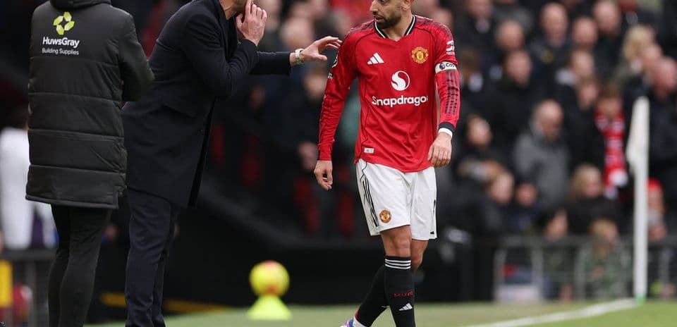 Entrenador dando instrucciones a jugador del Manchester United Entrenador dando instrucciones a jugador del Manchester United
