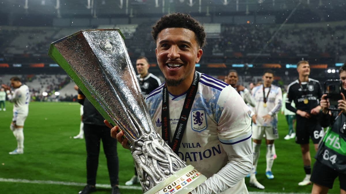 Jugador de Aston Villa sosteniendo el trofeo UEFA Jugador de Aston Villa sosteniendo el trofeo UEFA