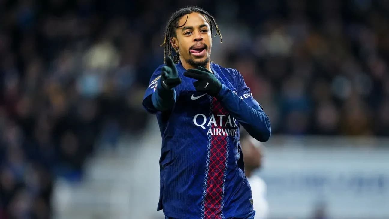 Jugador del PSG señalando durante el partido Jugador del PSG señalando durante el partido