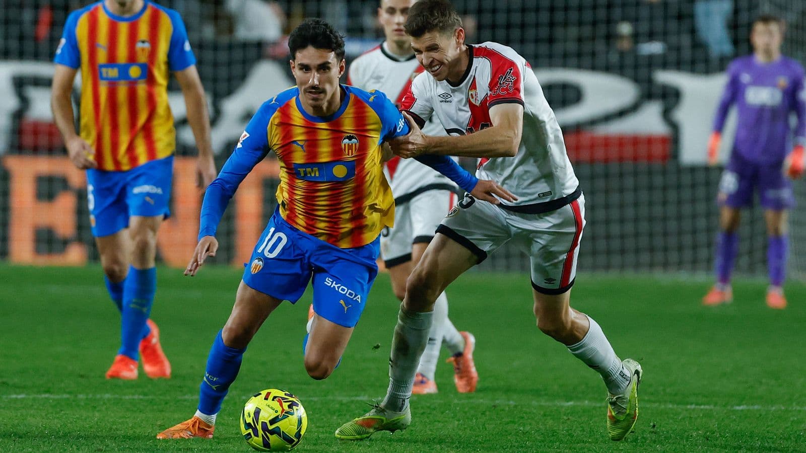 Jugadores de Valencia y Rayo Vallecano en acción Jugadores de Valencia y Rayo Vallecano en acción