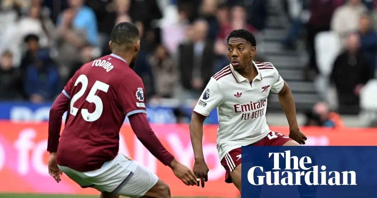 Jugador de Arsenal driblando frente a defensor de Aston Villa Jugador de Arsenal driblando frente a defensor de Aston Villa