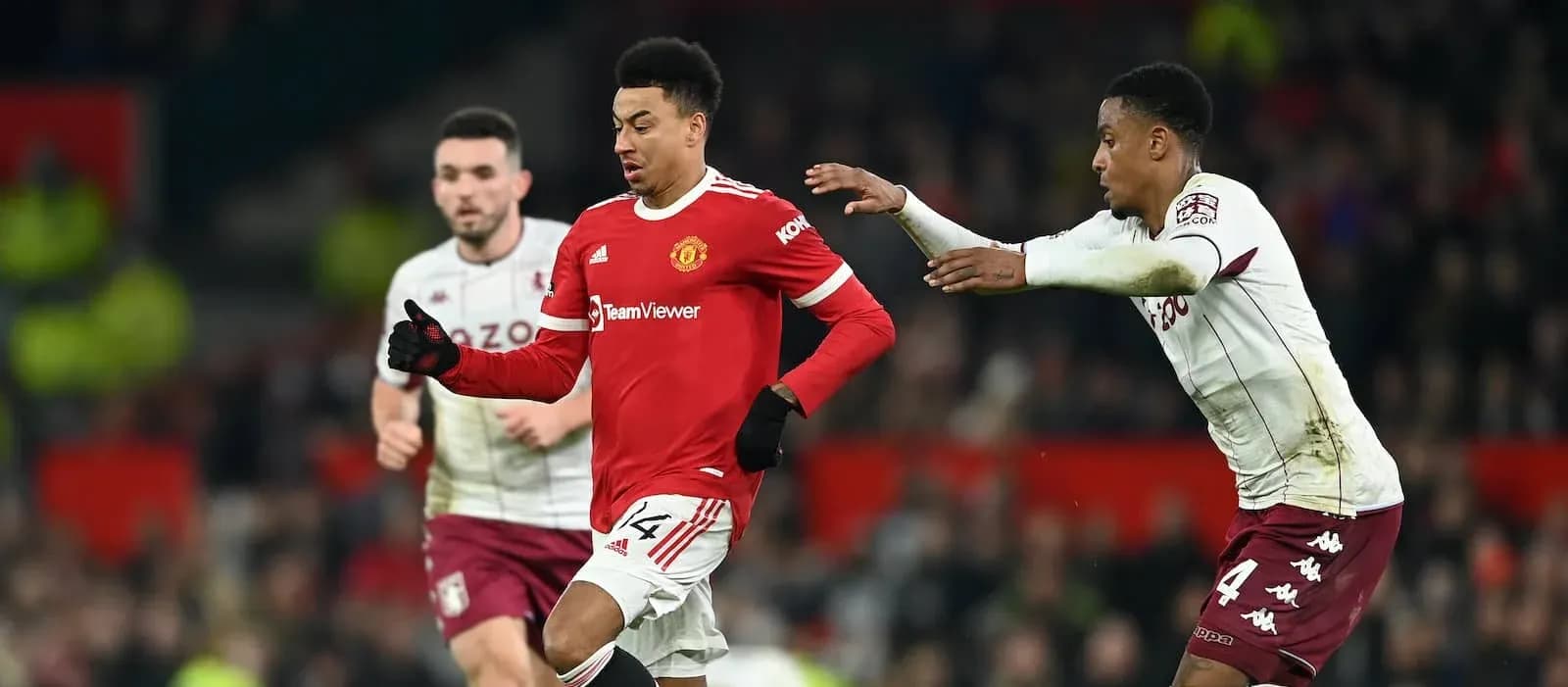 Jugador de Manchester United driblando ante rival de Aston Villa Jugador de Manchester United driblando ante rival de Aston Villa