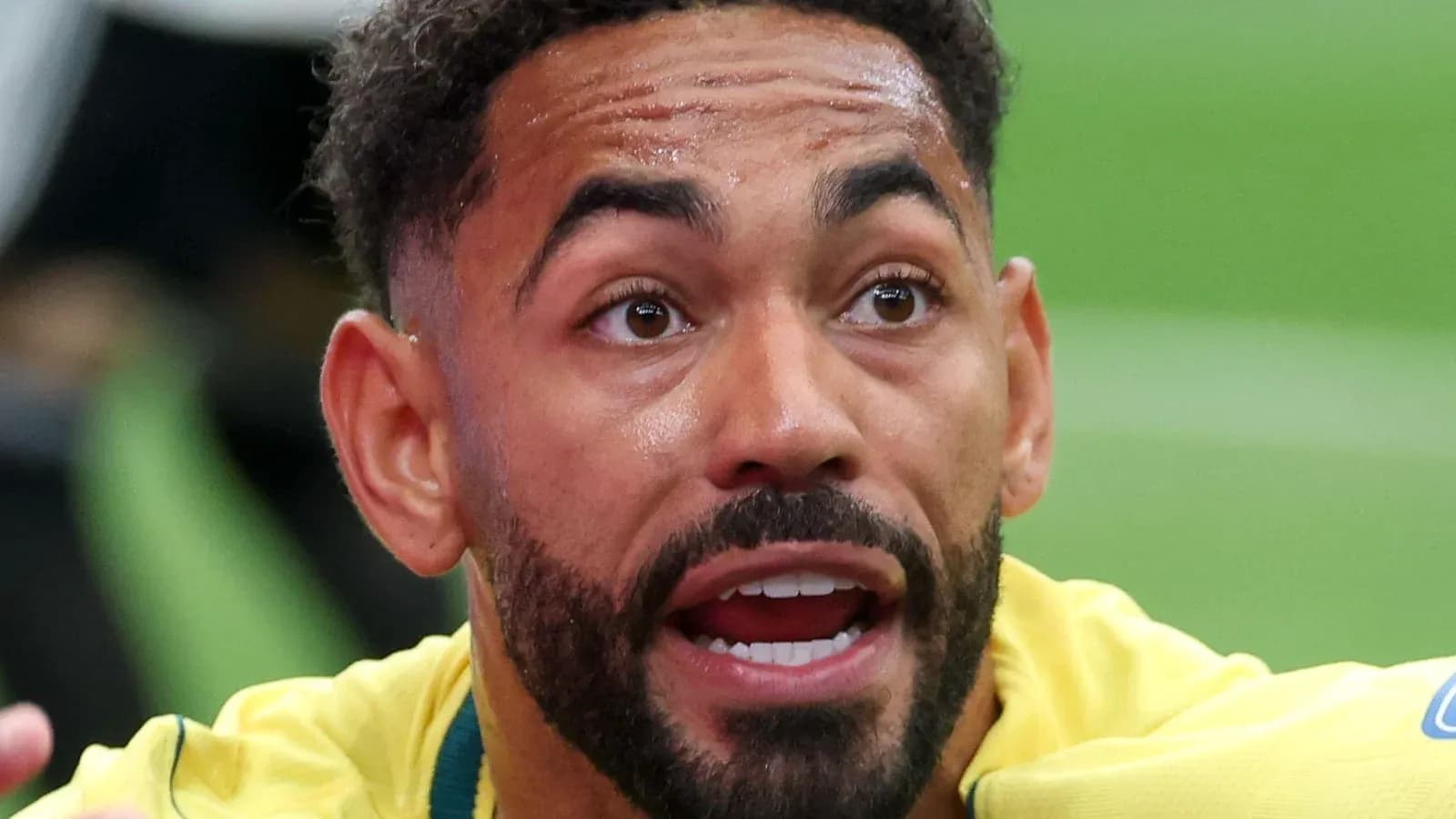 Jugador de fútbol con expresión intensa durante el partido Jugador de fútbol con expresión intensa durante el partido
