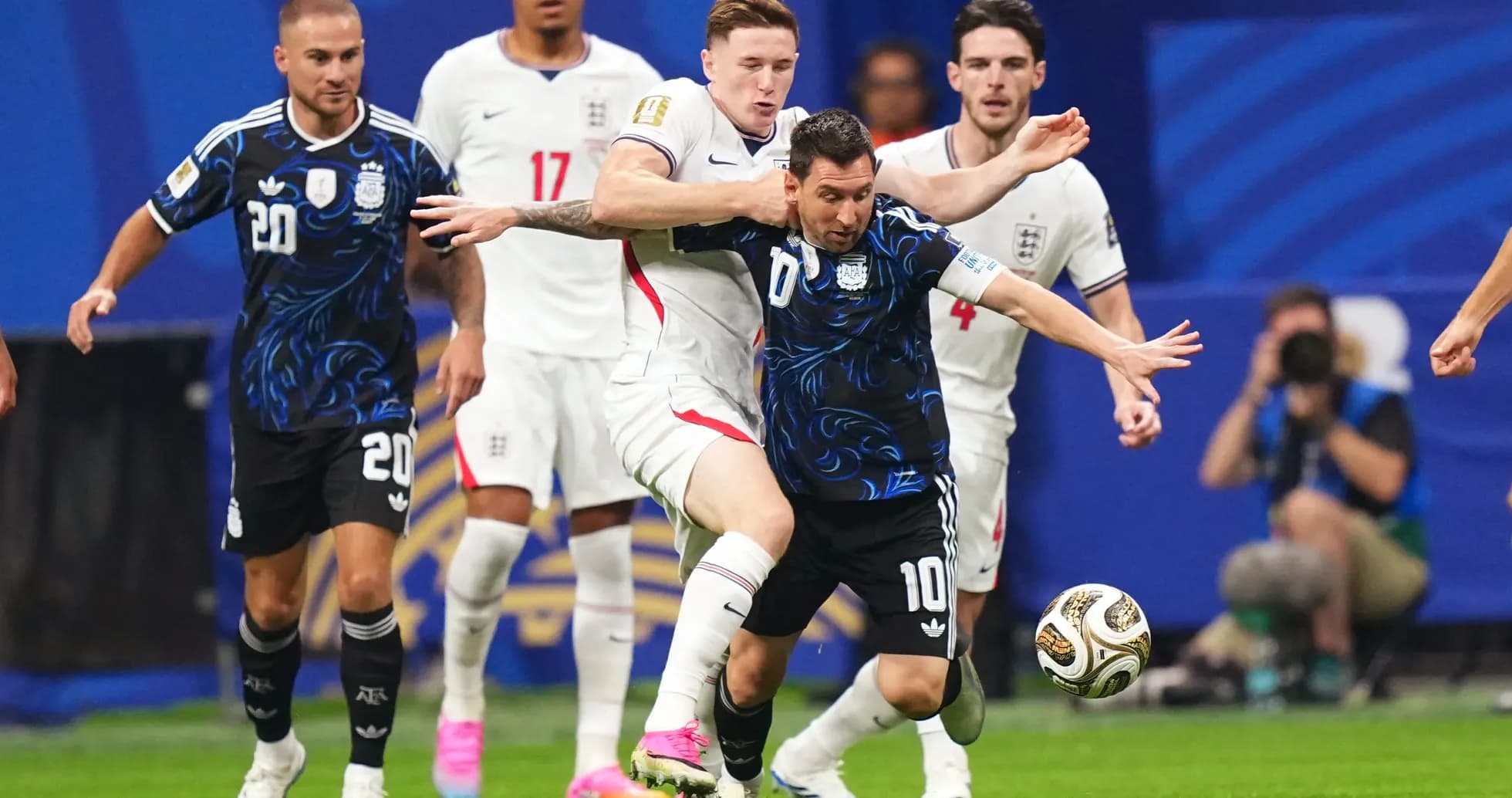 Lionel Messi dribbling con defensa de Inglaterra Lionel Messi dribbling con defensa de Inglaterra