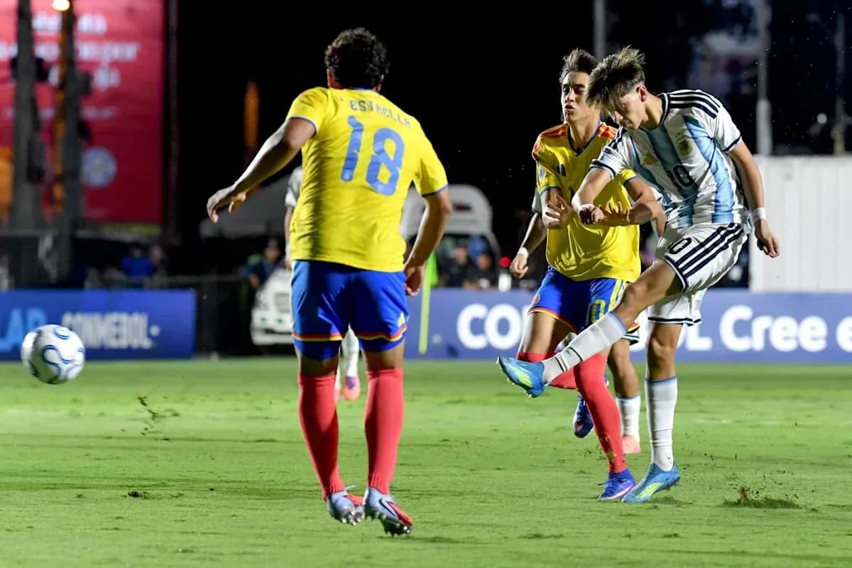 Jugador argentino disparando el balón en el partido Jugador argentino disparando el balón en el partido