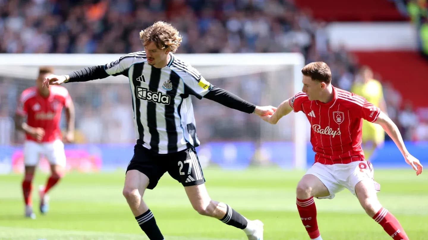 Jugador de Newcastle compitiendo con jugador de Nottingham Jugador de Newcastle compitiendo con jugador de Nottingham