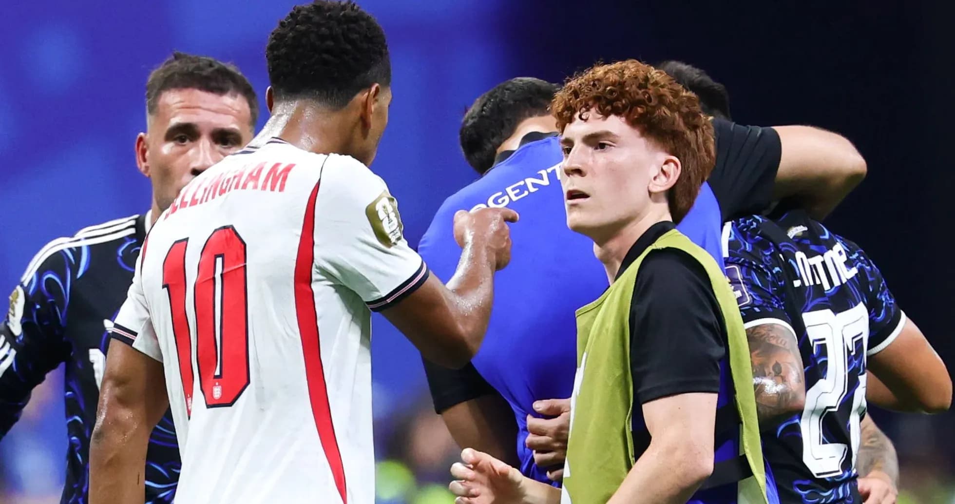 Jugadores de Inglaterra en discusión tras el partido Jugadores de Inglaterra en discusión tras el partido