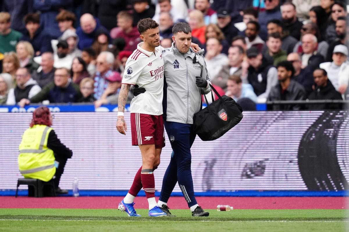 Jugador siendo asistido por personal médico durante el partido Jugador siendo asistido por personal médico durante el partido