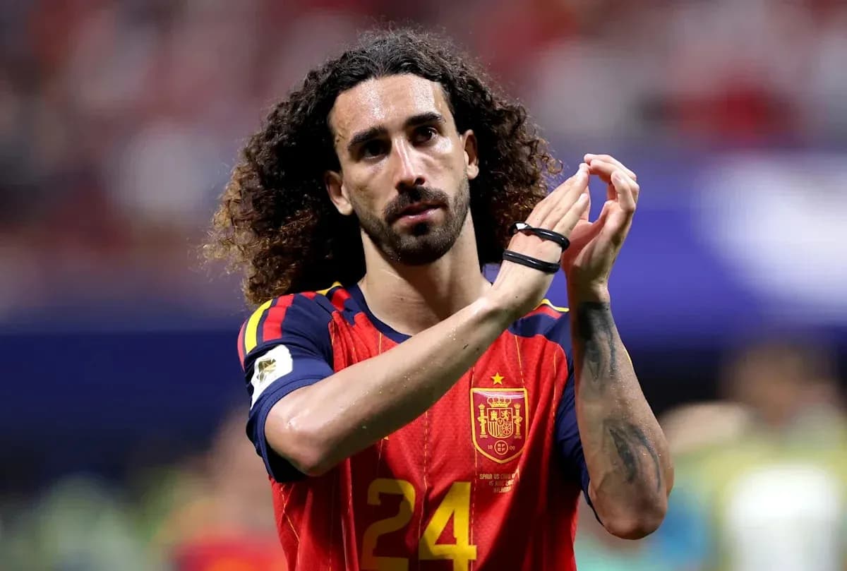 Jugador aplaudiendo en partido de la selección española Jugador aplaudiendo en partido de la selección española