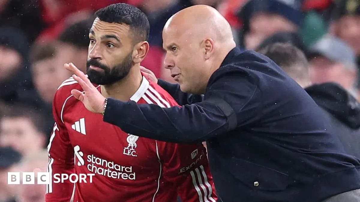 Entrenador hablando con jugador de Liverpool durante partido Entrenador hablando con jugador de Liverpool durante partido