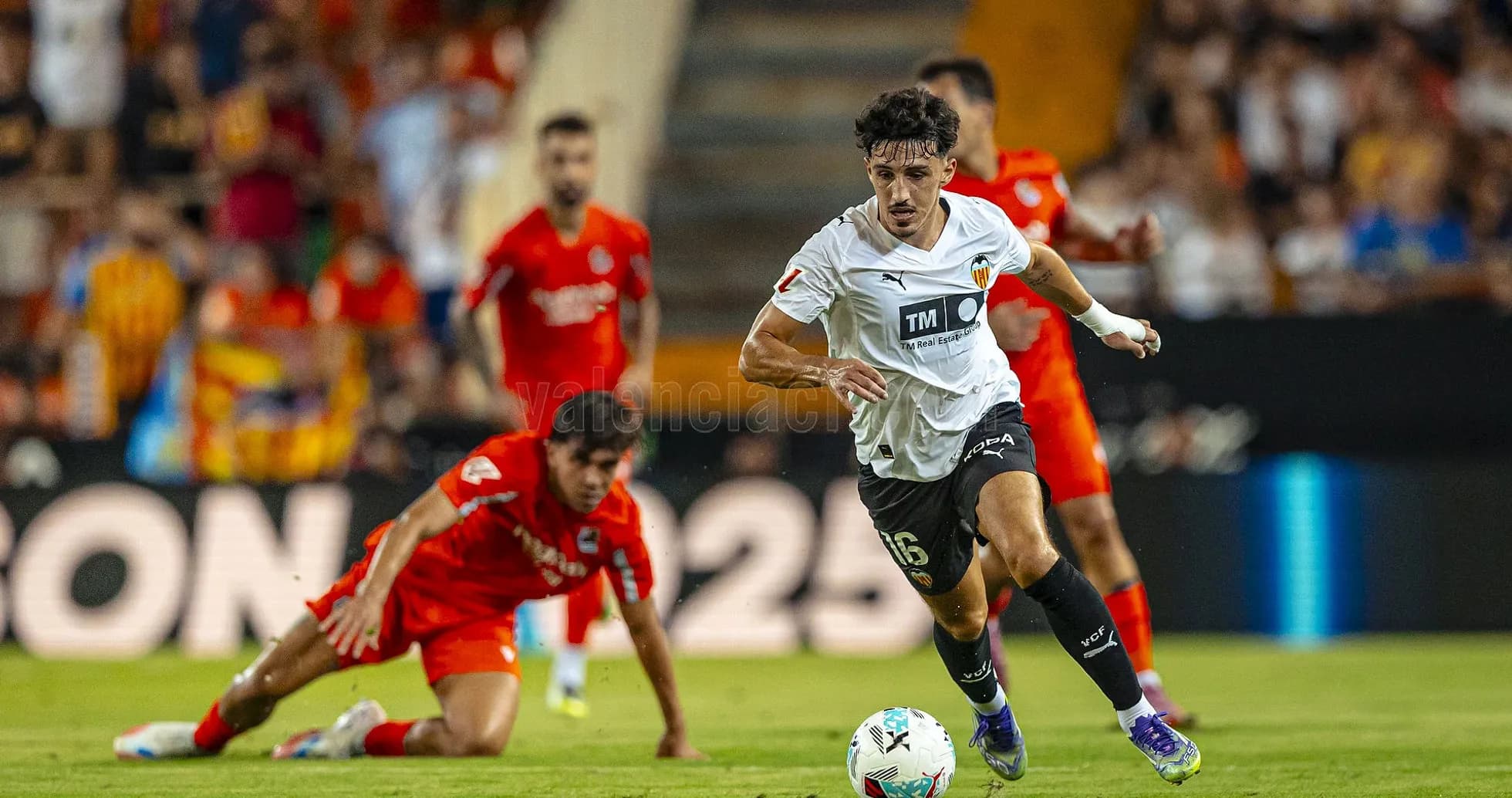 Jugador de Valencia corriendo con el balón Jugador de Valencia corriendo con el balón
