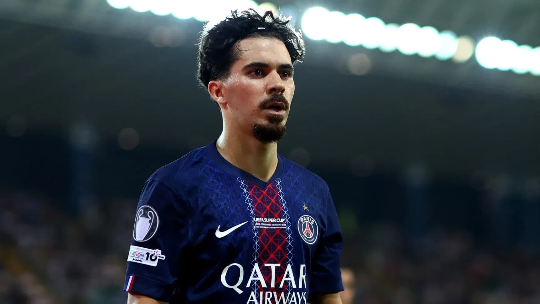 Jugador de PSG en el campo durante un partido Jugador de PSG en el campo durante un partido