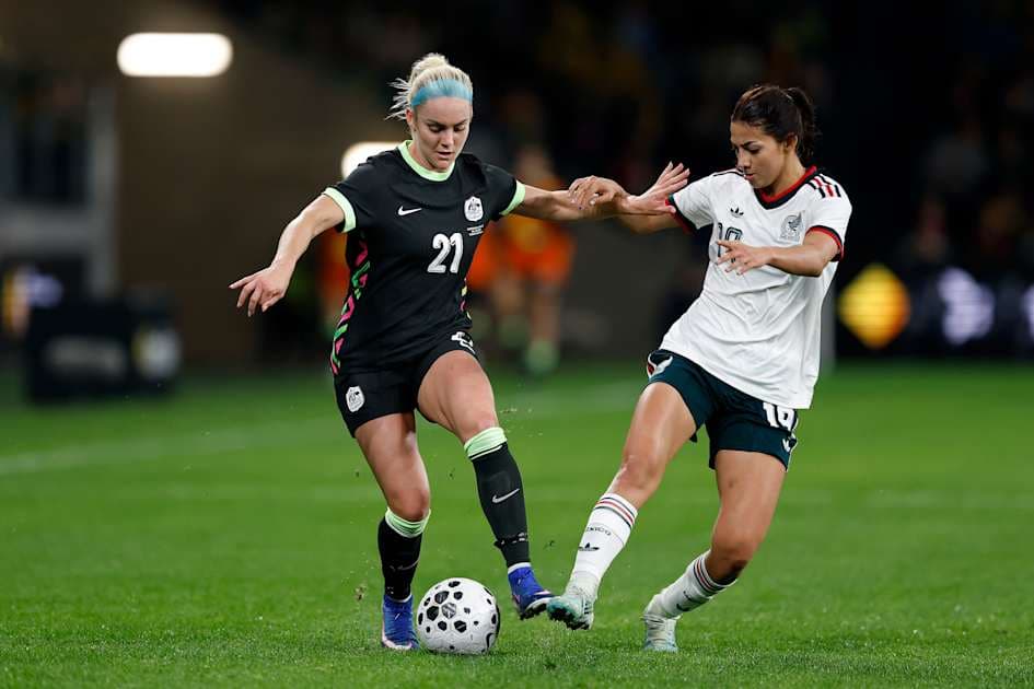 Jugadora de México desafiando a jugadora estadounidense Jugadora de México desafiando a jugadora estadounidense