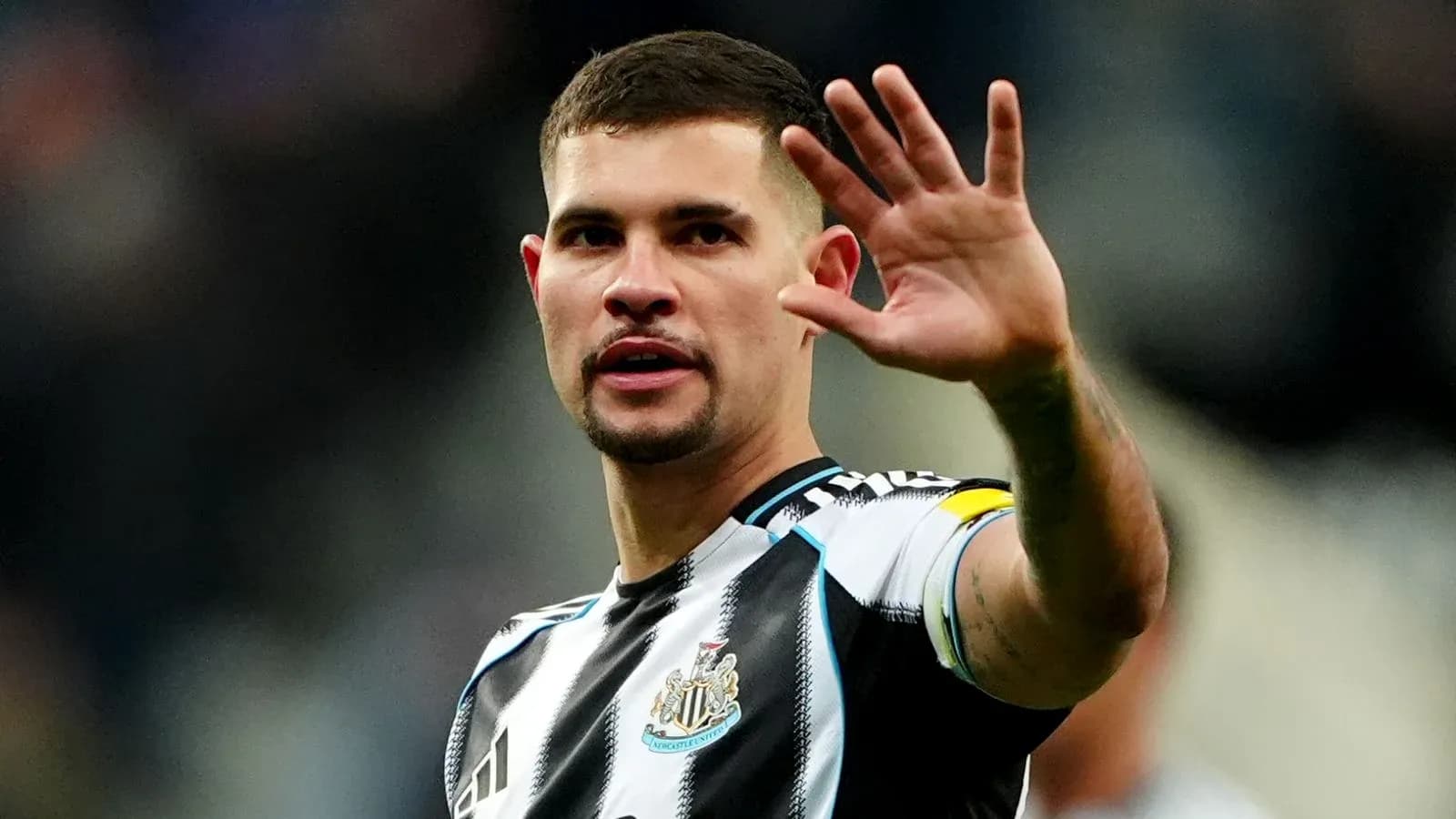 Jugador de Newcastle saludando a los aficionados Jugador de Newcastle saludando a los aficionados