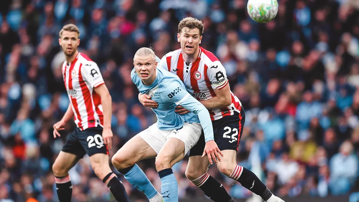 Erling Haaland luchando por el balón contra Brentford Erling Haaland luchando por el balón contra Brentford