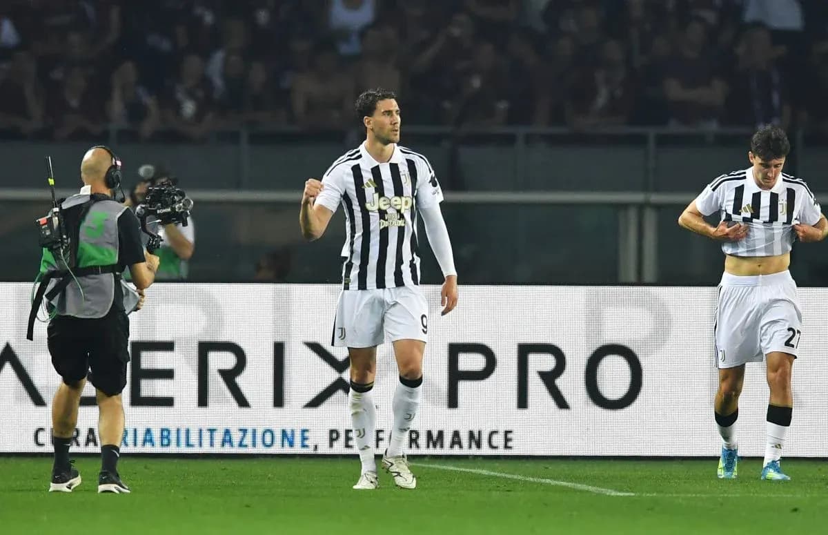 Jugador de Juventus celebra un gol en el partido Jugador de Juventus celebra un gol en el partido