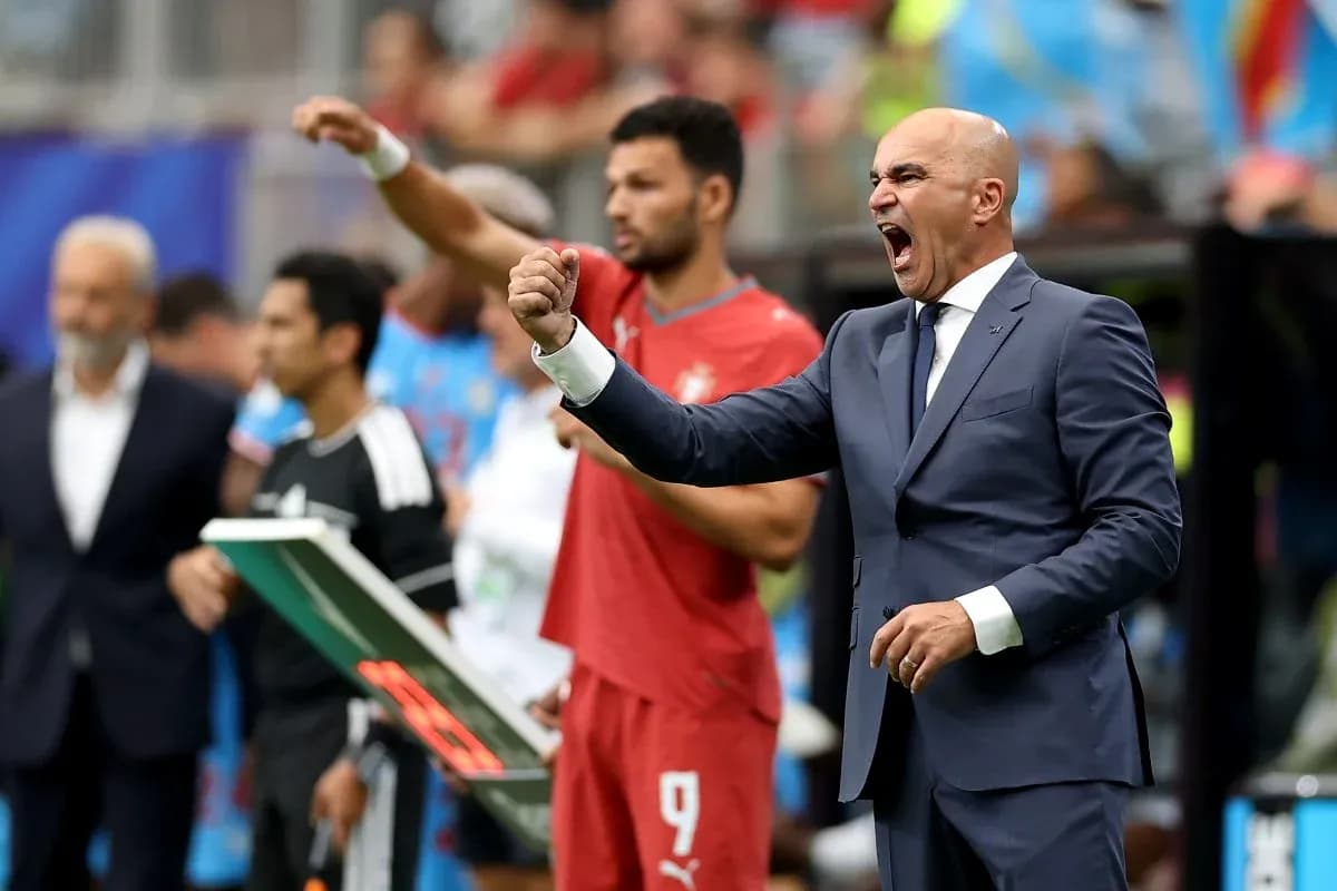 Entrenador animando a su equipo durante el partido Entrenador animando a su equipo durante el partido