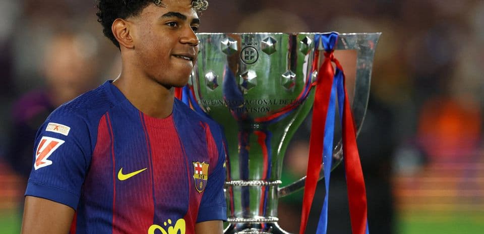 Jugador de Barcelona junto a trofeo de campeonato Jugador de Barcelona junto a trofeo de campeonato