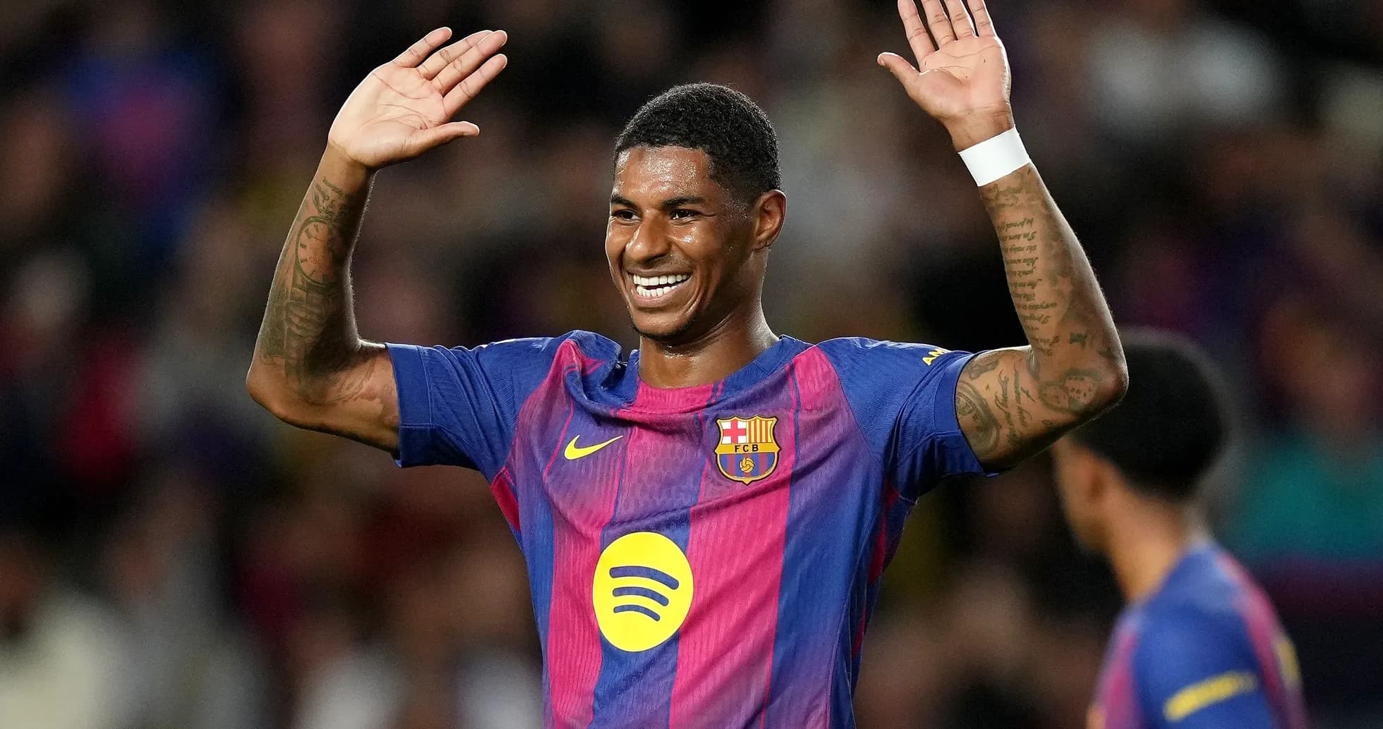 Jugador de Barcelona celebrando con las manos arriba Jugador de Barcelona celebrando con las manos arriba
