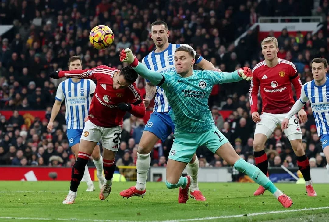 Jugador de Manchester United intenta marcar gol Jugador de Manchester United intenta marcar gol