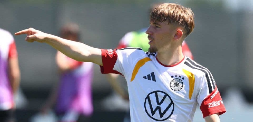 Jugador de Alemania señalando durante sesión de entrenamiento Jugador de Alemania señalando durante sesión de entrenamiento